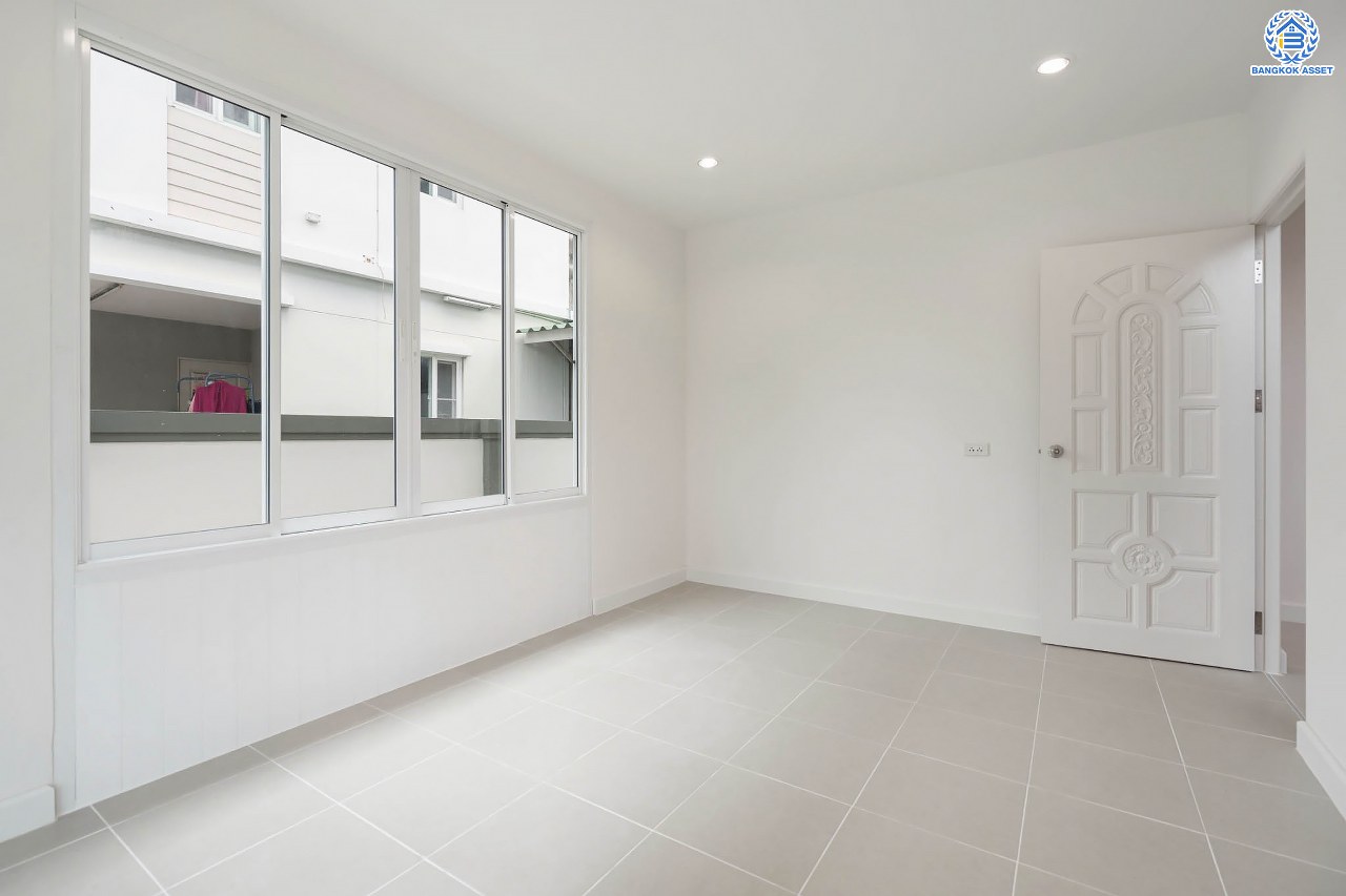 บ้านมือสองตกแต่งใหม่ ม.พฤกษาวิลเลจ11 ท่าอิฐ เนื้อที่ 52.5 ตร.ว. ฟังก์ชันพร้อม 3 ห้องนอน 2 ห้องน้ำ 1 ห้องอเนกประสงค์ จอดรถได้ 1 คัน บนทำเลศักยภาพ เข้า-ออกได้ทั้ง ถนนรัตนาธิเบศร์ และถนนราชพฤกษ์ ใกล้รถไฟฟ้าสายสีม่วง "สถานีบางรักน้อยท่าอิฐ"